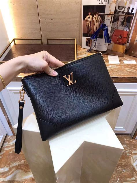 louis vuitton tay cao.